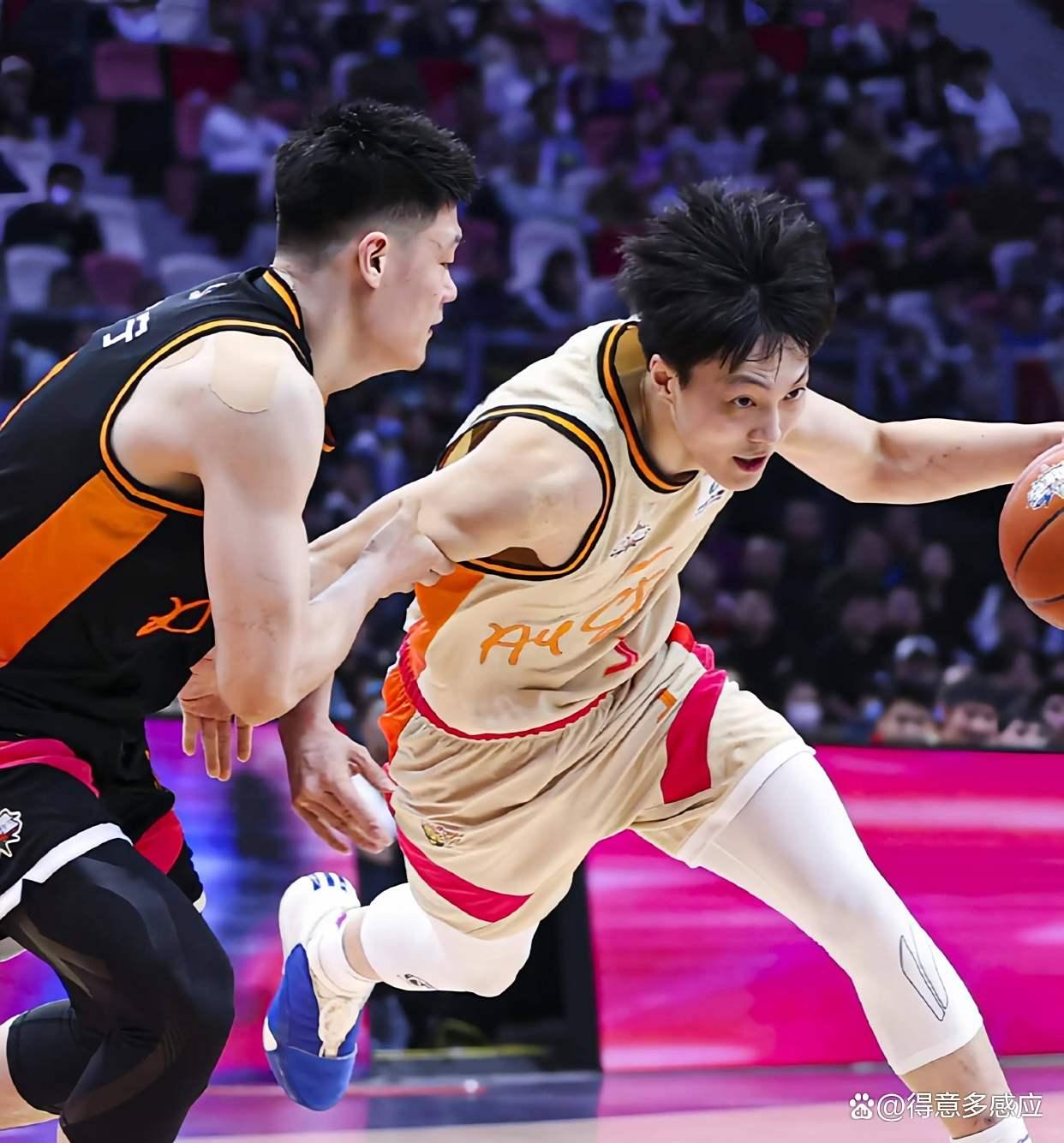 开云娱乐深圳男篮训练开放日；今夜绝杀压哨引欢呼；CBA常规赛在即；赛季目标并未改变的简单介绍